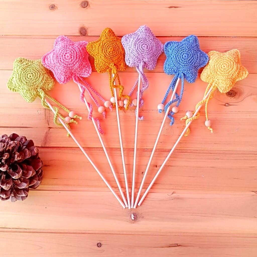 Varita Mágica artesanal, estrellas tejidas en crochet en tonos pastel